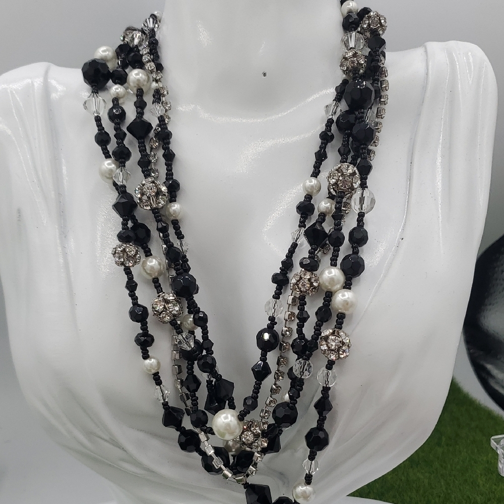 White House Black Market Elegant Black and Silver Beaded Necklace 18 Inch N3819